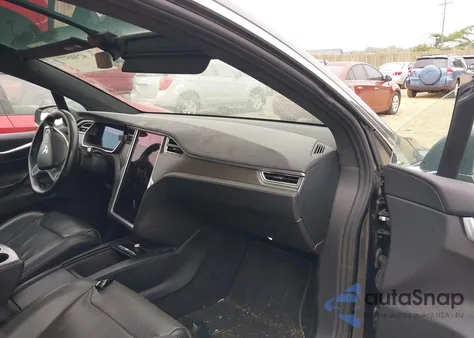 2016 Tesla Model X 60D/70D/75D/90D z USA, uszkodzony, nr VIN 5YJXCDE27GF030910